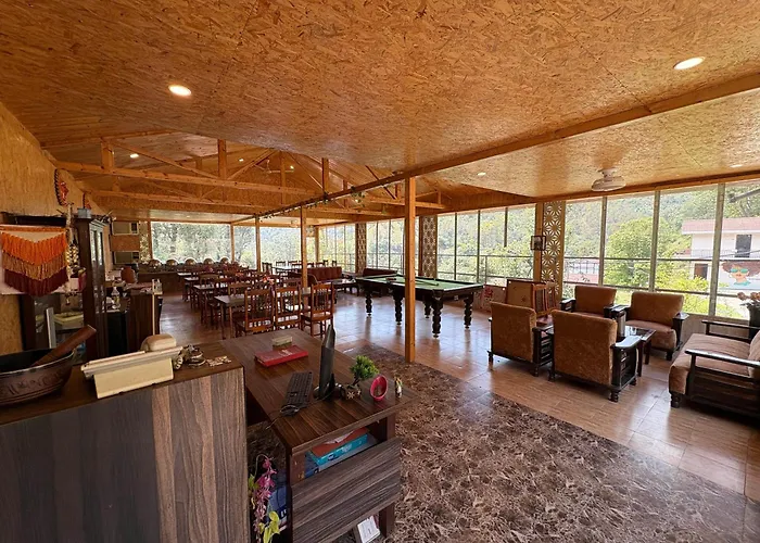 Skywood By Vankuteer - Pool & Mountain View Rooms